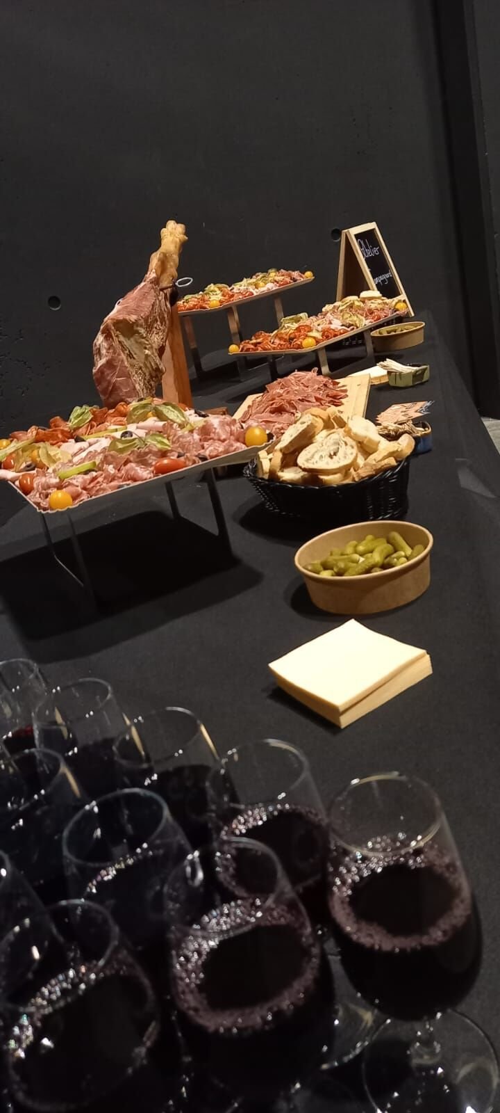 Photo d'un repas préparé par le traiteur et contenant de la charcuterie